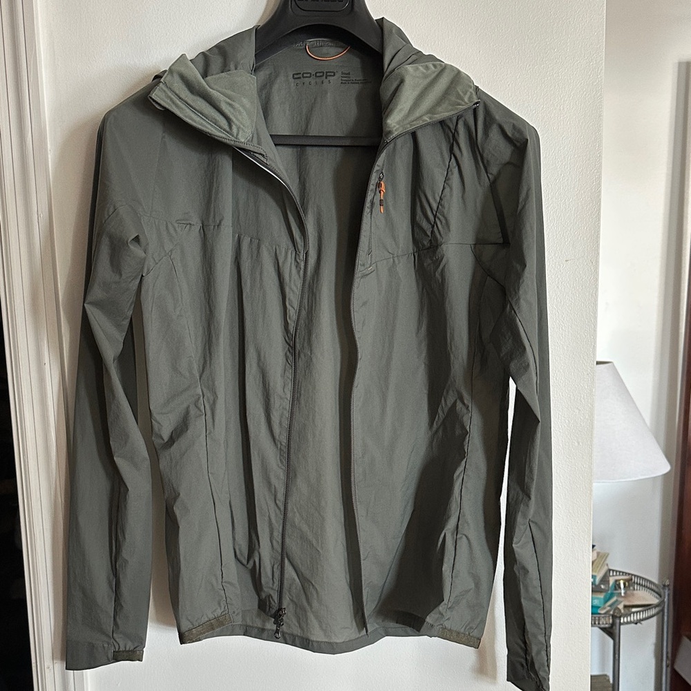 Women’s Green Ultra-Lightweight Rain Jacket for Outdoor Activities